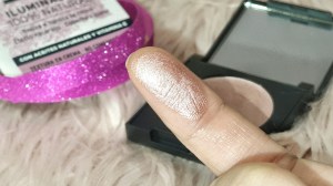 Swatch del iluminador en crema de Camaleon Cosmetics - Beauty Christmas 2019