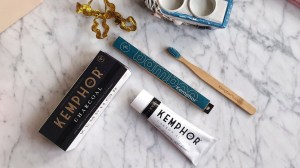 Cepillo de bambú y pasta de carbón activo de Kemphor - Beauty Christmas 2019