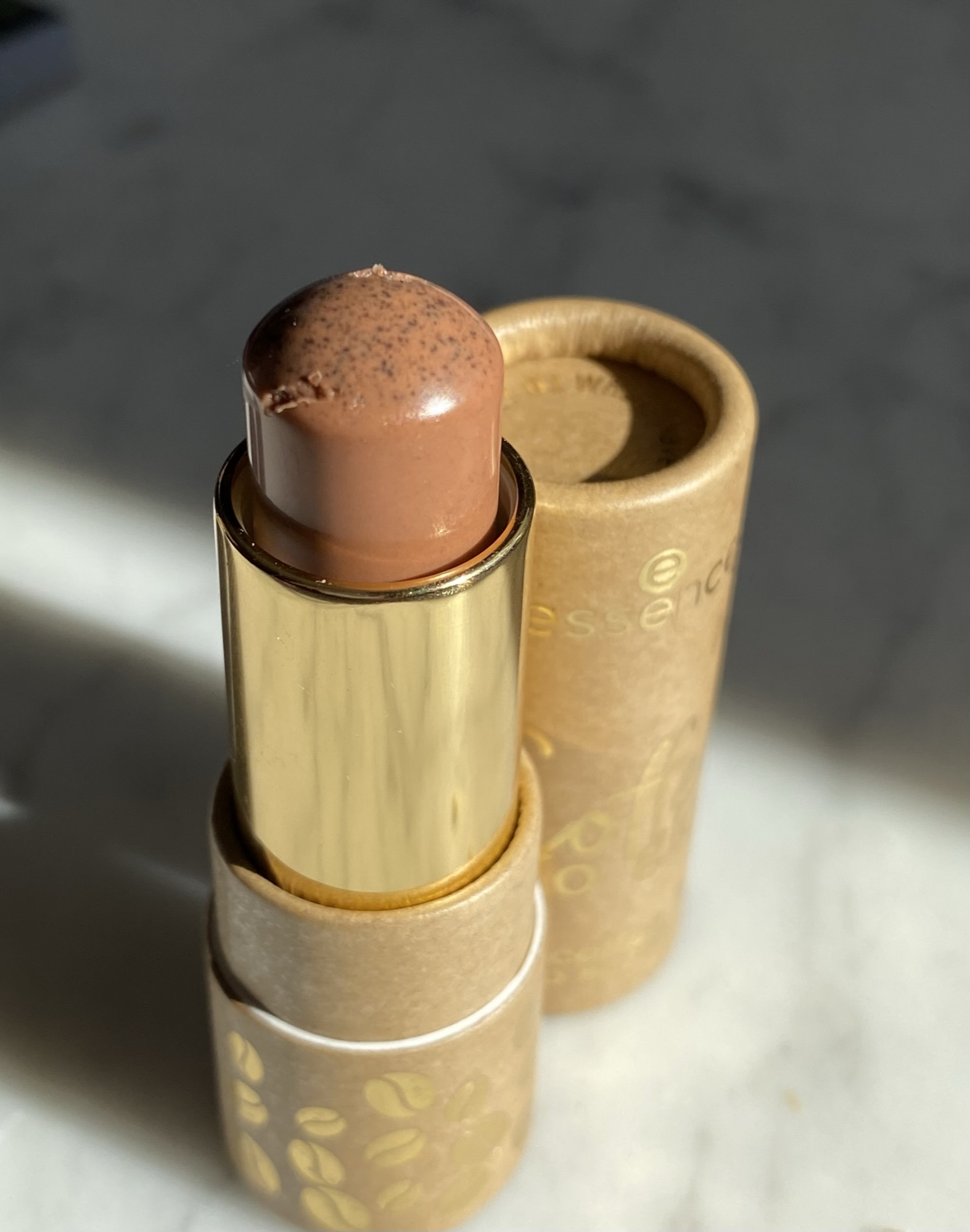 Coffee to Glow de Essence Lip Scrub