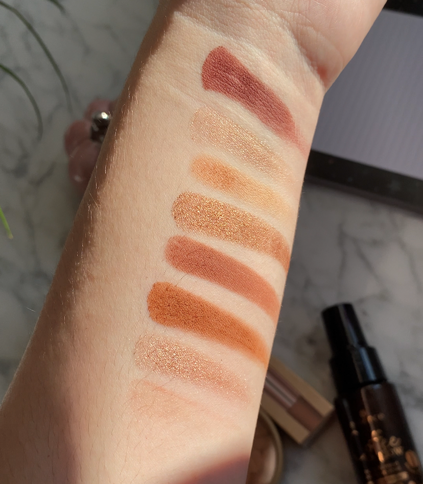 Swatches de la paleta de sombras de la colección *Coffee to Glow* 01: Up for coffee?