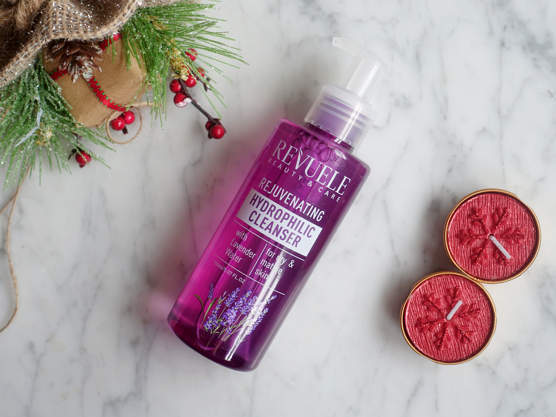 Limpiador facial con agua de lavanda, de Revuele