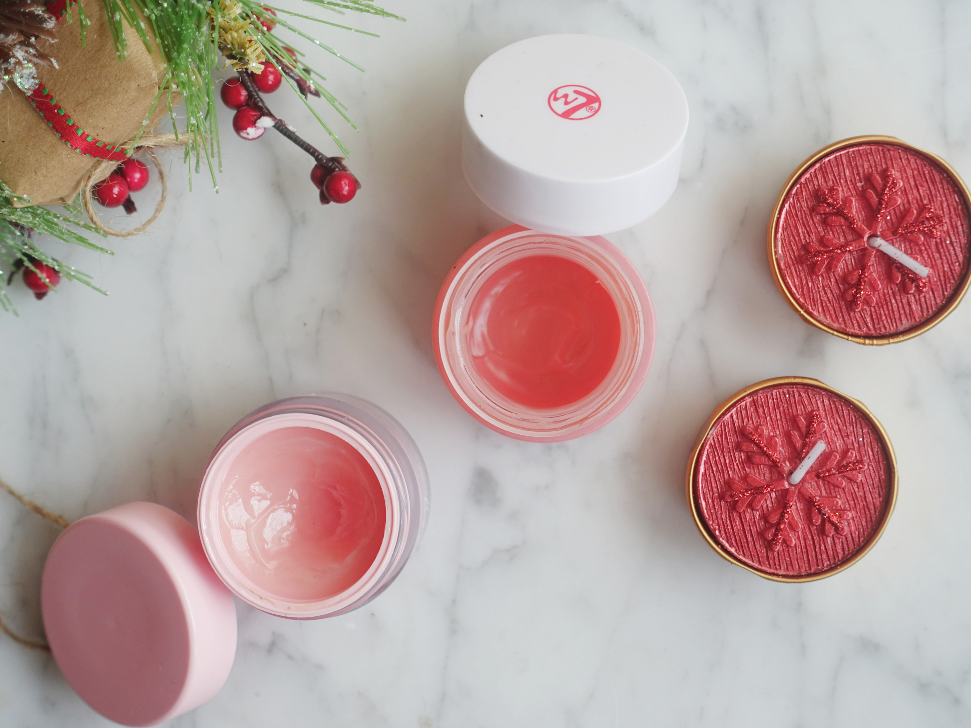 Comparación: Mascarillas de labios de noche de W7 y Fourth Ray Beauty