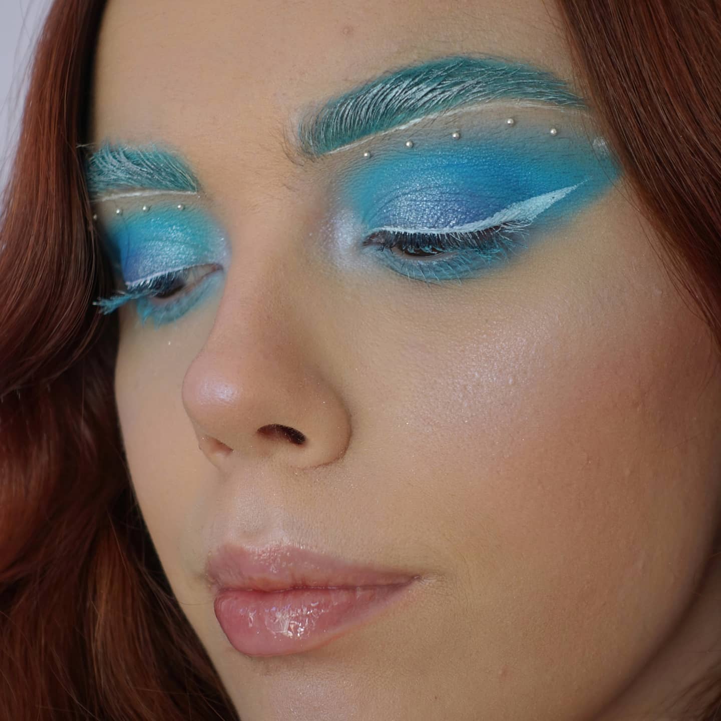 Winter-inspired makeup look (@flawdecaybeauty)