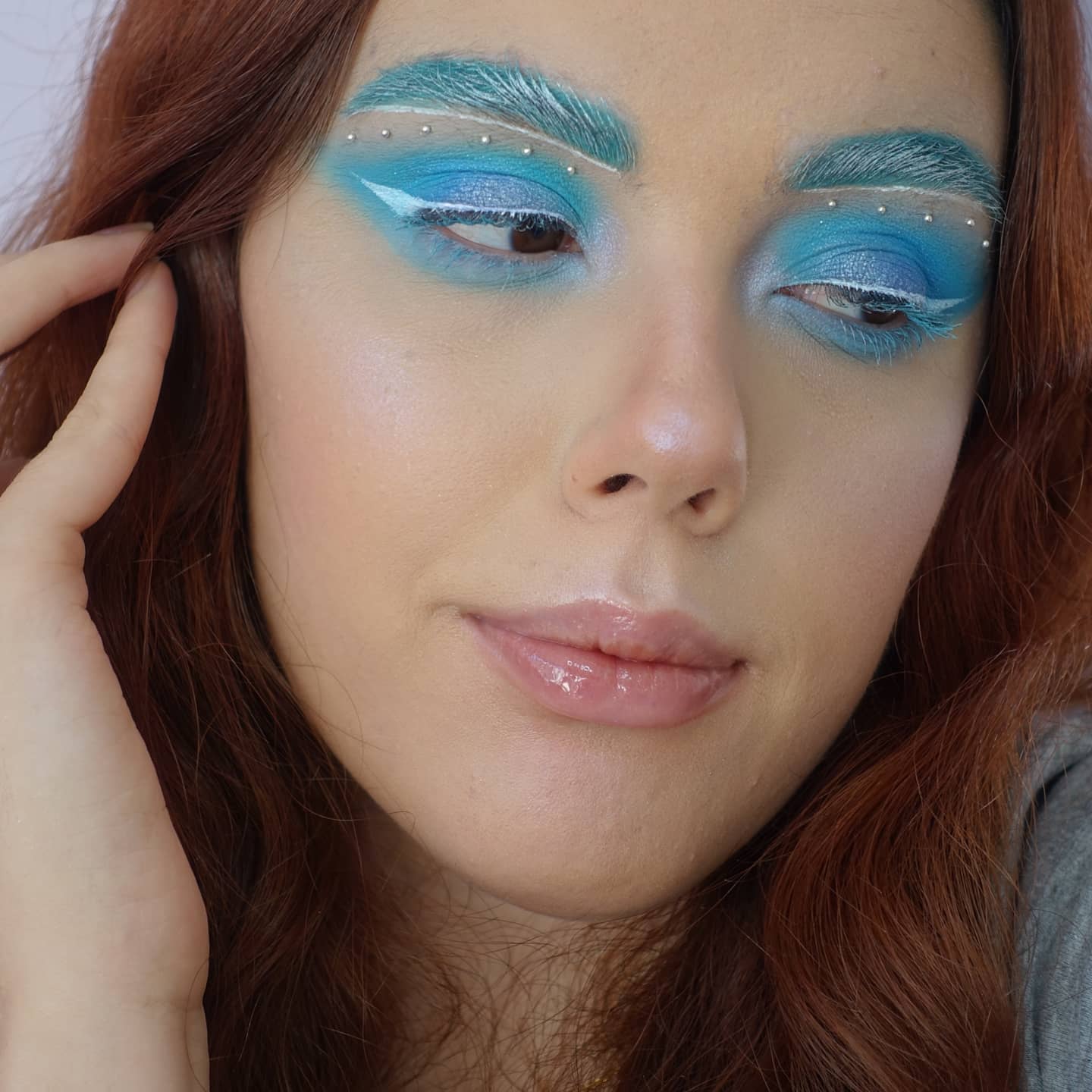 Winter-inspired makeup look (@flawdecaybeauty)